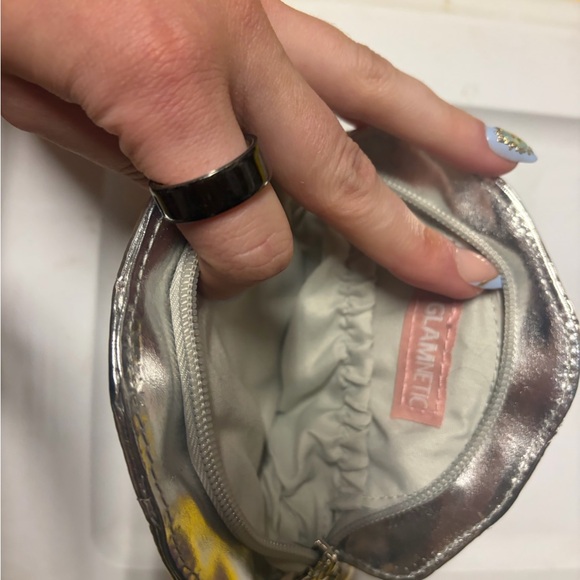 Silver Shell-Shaped Pouch - Picture 3 of 3